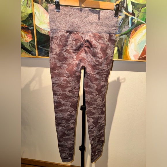 Gymshark Adapt Camo Seamless Leggings in Berry Red. Size Small. - Picture 7 of 16